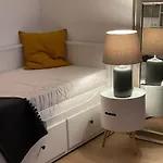 Schickes Apartment Mit Balkon In Duesseldorf