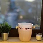 Schickes Apartment Mit Balkon In Duesseldorf